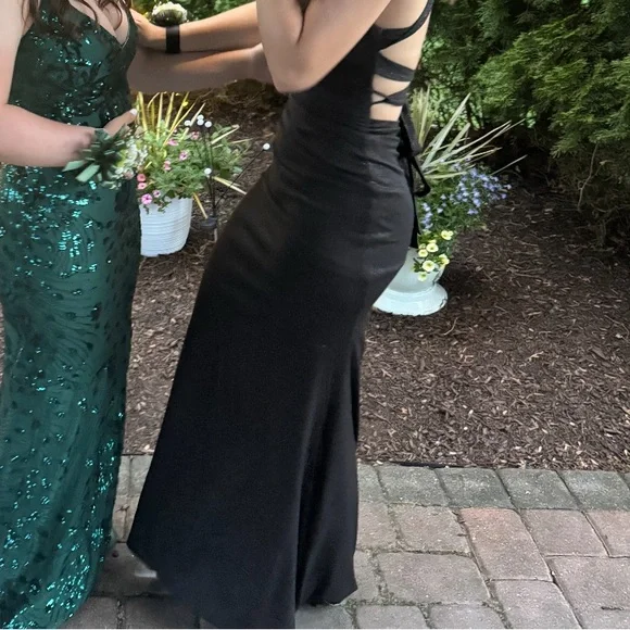 Elegant Black Evening Gown - Picture 3 of 3